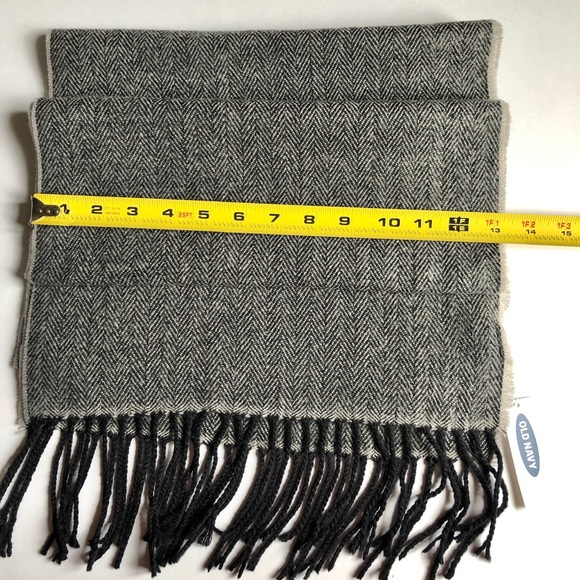 NEW OLD NAVY Neck Scarf Fringed Hems GRAY Herringbone Pattern 78” x 13” UNISEX - Picture 6 of 13